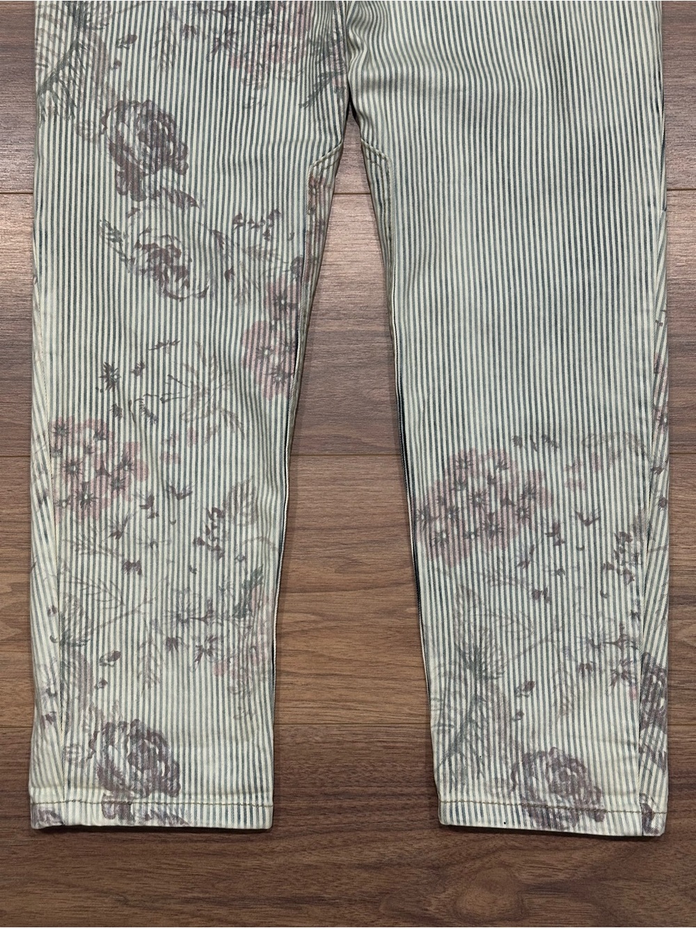 NEW Pilcro The Wanderer Mid-Rise Relaxed-Leg Jeans Stripe with Floral Accent 28T - Picture 12 of 16